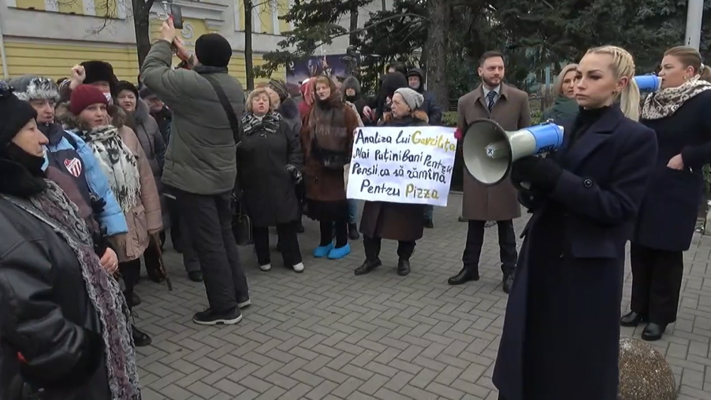 Breaking NEWS // Sute de pensionari au ieșit la protest în centru Capitalei. Poliția le-a blocat accesul spre Parlament